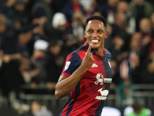 Yerry Mina Celebra Tras Marcar en Victoria del Cagliari Yerry Mina Celebra Tras Marcar en Victoria del Cagliari