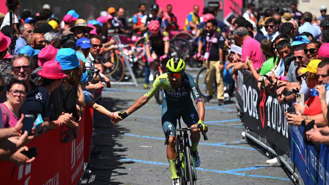 Martínez en Acción: Estrategia y Velocidad en la Etapa 8 del Giro Martínez en Acción: Estrategia y Velocidad en la Etapa 8 del Giro