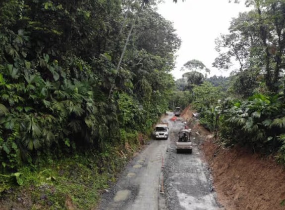 Derrumbes entre Risaralda y Chocó afectan a cientos de viajeros