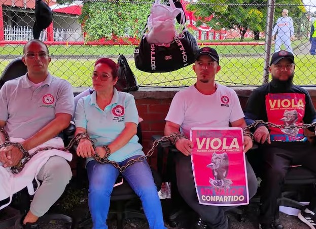 Trabajadores se encadenan en protesta por condiciones laborales