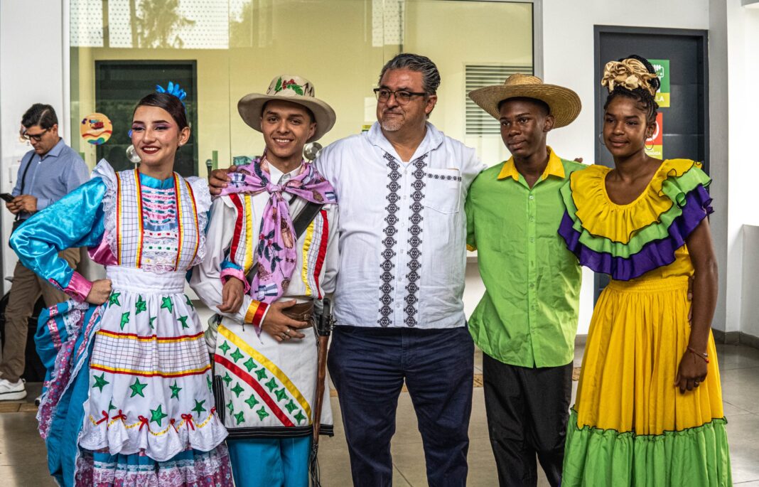Empresarios mexicanos conocen los sistemas Megabús y Megacable