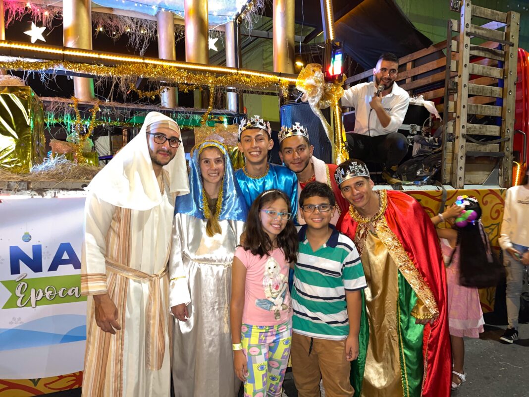 Carrozas y música en vivo iluminan la Novena de Aguinaldos
