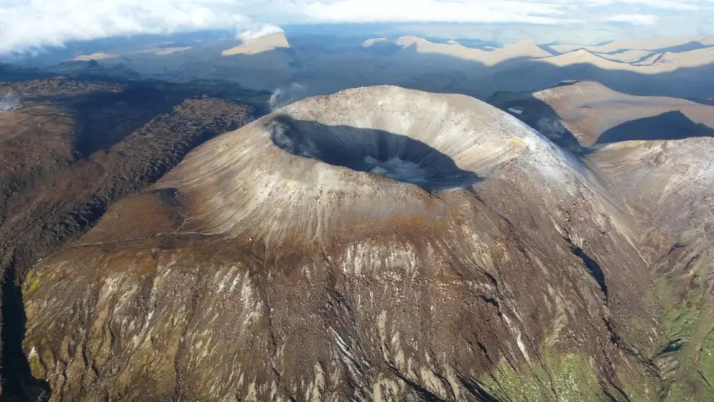 Alerta amarilla por actividad sísmica en el volcán Puracé: ceniza y olor a azufre en la zona