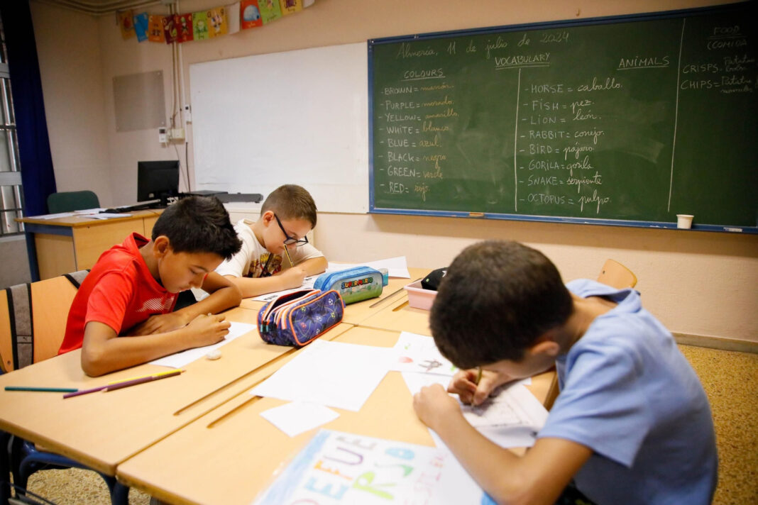 Gobierno modifica horarios escolares