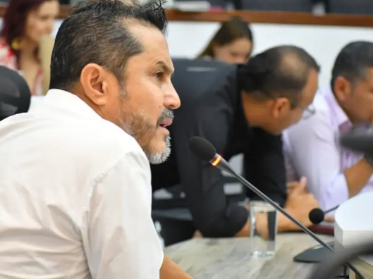 Diputado pide descuento salarial a docentes por asistir a marcha