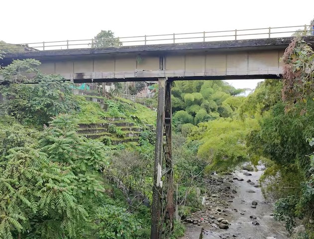 Cierre urgente del puente férreo en Santa Rosa por colapso