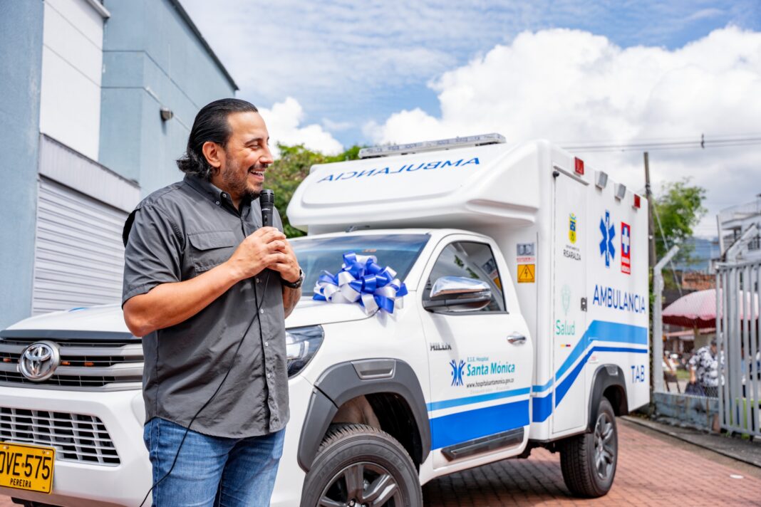 Gobernador entrega nueva ambulancia en Dosquebradas