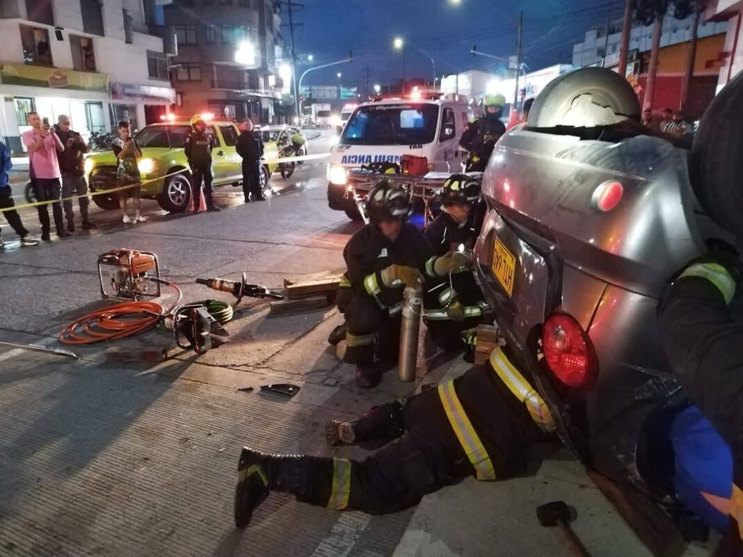 Impactante choque deja dos heridos y caos eléctrico