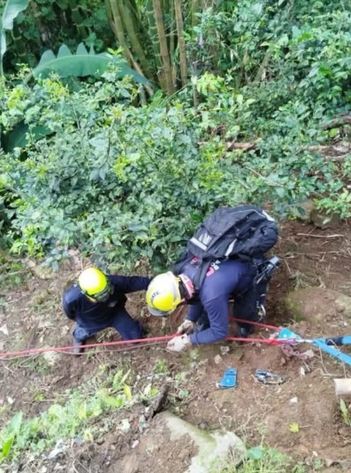Bomberos arriesgan todo para salvar una vida en ladera peligrosa