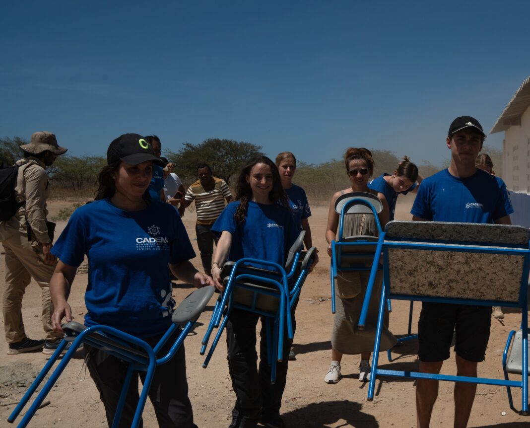 Hatsu entrega pupitres hechos con Tetra Pak reciclado en La Guajira
