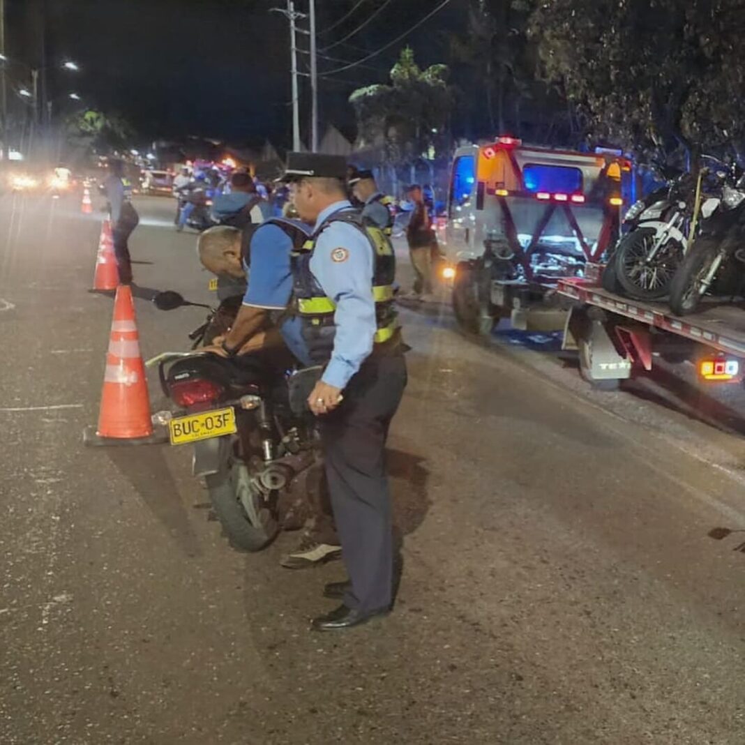 Inmovilizan vehículo ilegal y agreden a agente de tránsito en Pereira