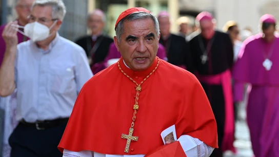 Becciu renuncia al cónclave por escándalo en el Vaticano