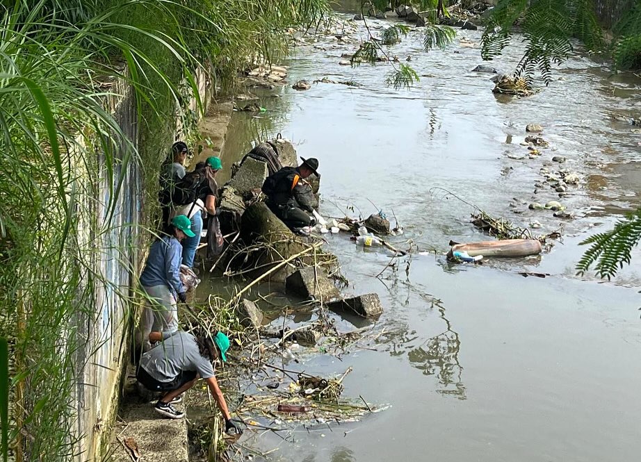 Limpieza en la Quebrada Cameguadua con la Policía del Agua Policía del Agua recolectando desechos en la Quebrada Cameguadua para la protección al capital natural.
