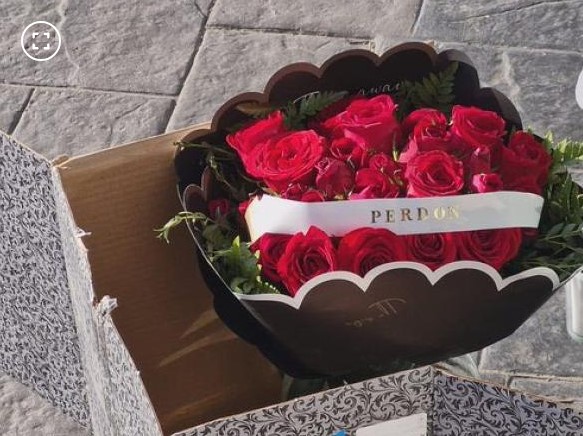 Le enviaron flores después de matarla