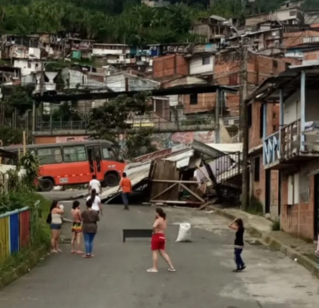 Colapsa vivienda en Villa Santana y evacuación preventiva en Pereira