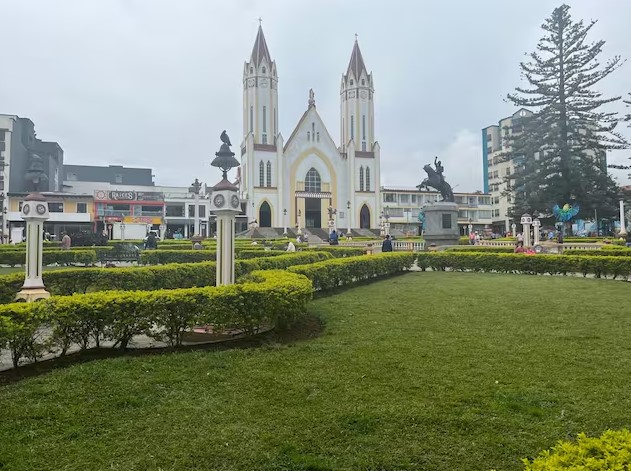 Megacolegios siguen sin terminar y comunidad exige respuestas