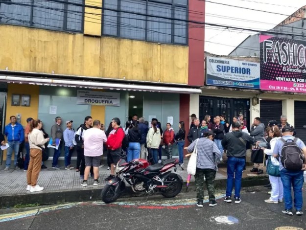 Fila de adultos mayores por medicamentos en Discolmets Adultos mayores esperando por medicamentos en Dosquebradas
