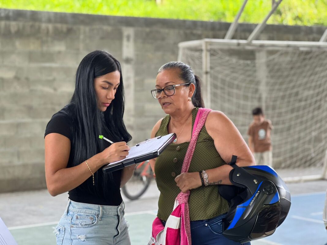 Mujeres de Puerto Caldas se empoderan con jornada institucional
