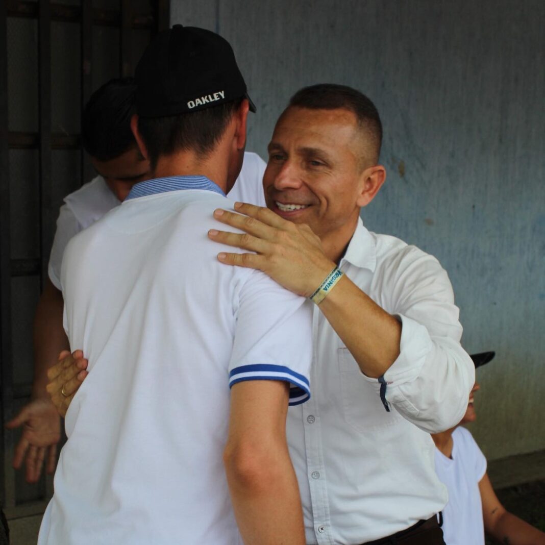 Alcalde de La Virginia escoltado por seguridad tras amenazas relacionadas con desaparición de joven