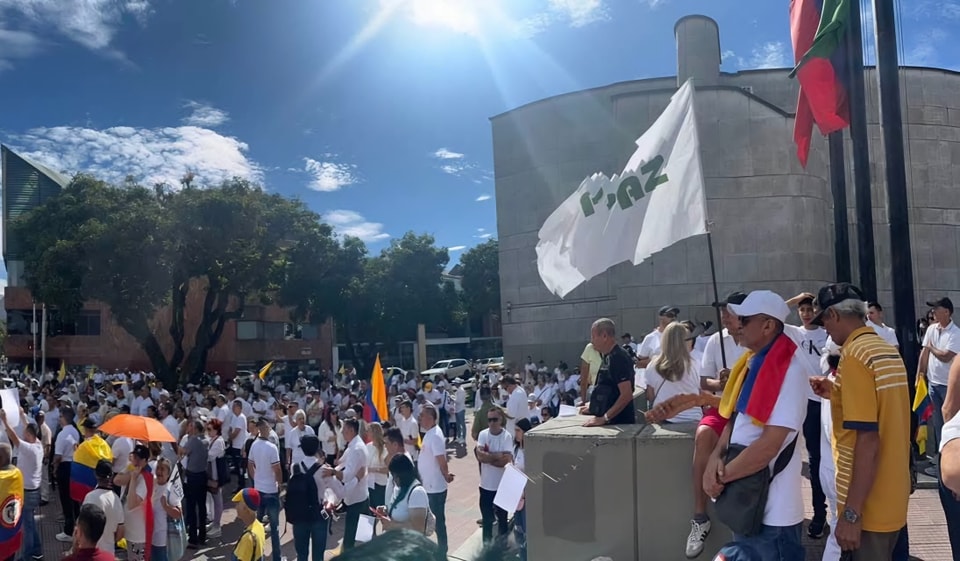 Pereira marchó en silencio por la paz de Colombia