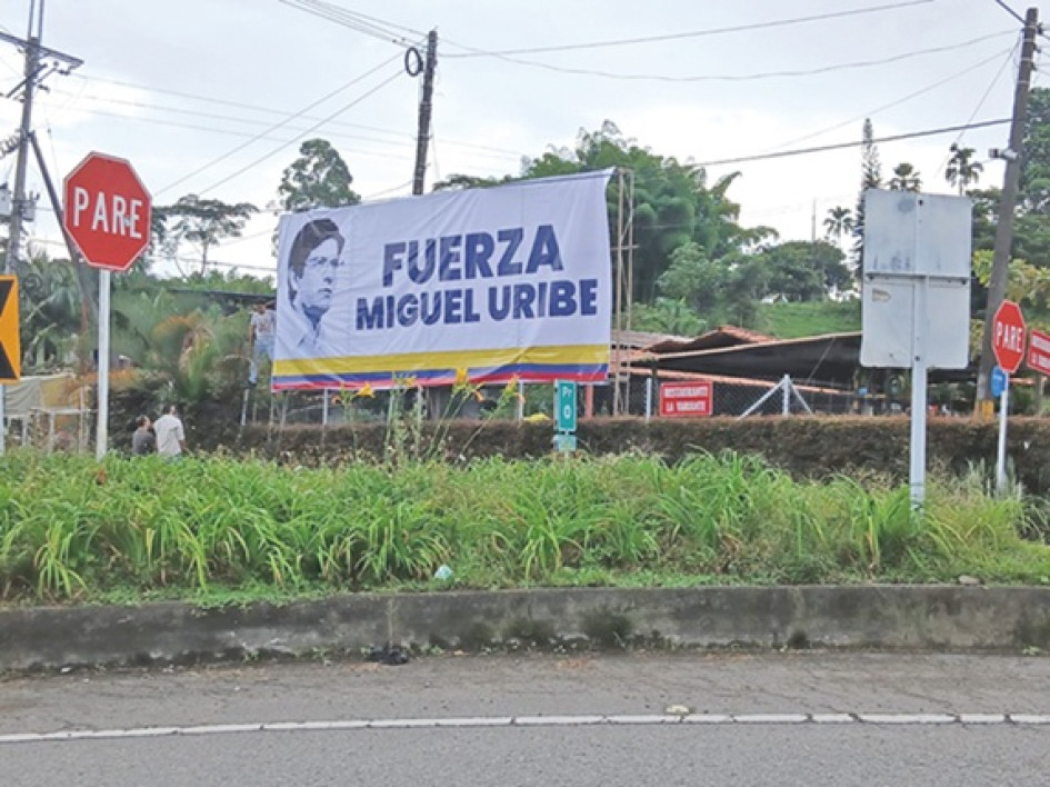 Instalan valla en respaldo al senador Miguel Uribe