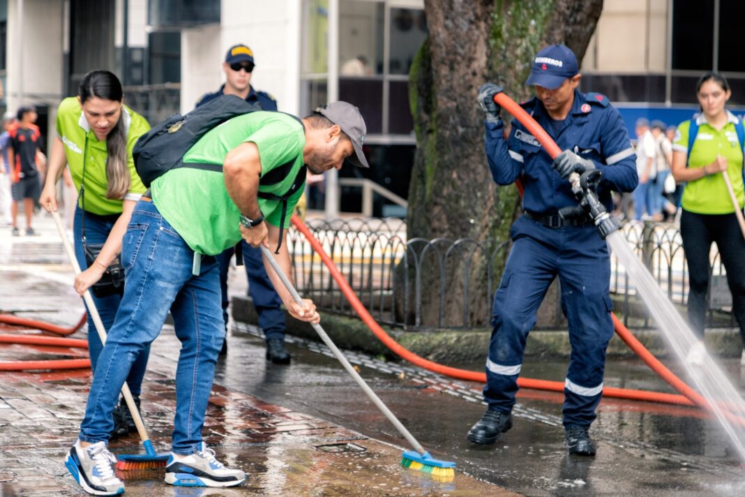 Limpieza total en la Plaza de Bolívar de Pereira