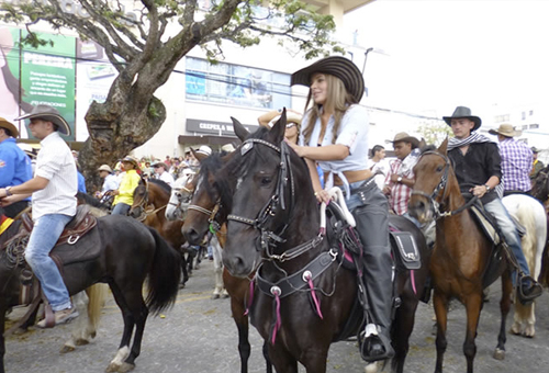 Cabalgata desata críticas y rechazo ciudadano
