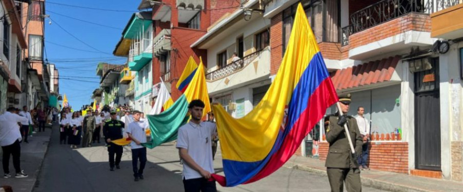 Adelantaron el desfile del 20 de Julio