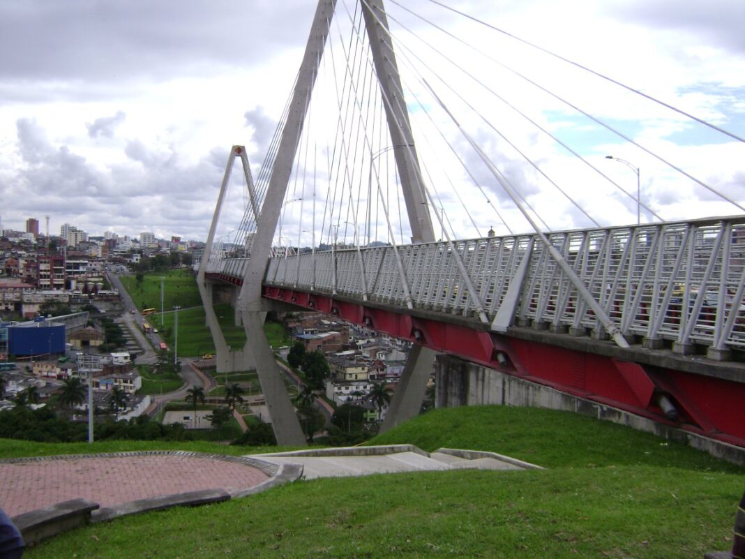 Cierre del Viaducto en Pereira por show de luces