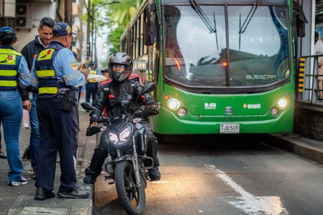 Nuevas cámaras, para sancionar a quienes invadan el carril del Megabús