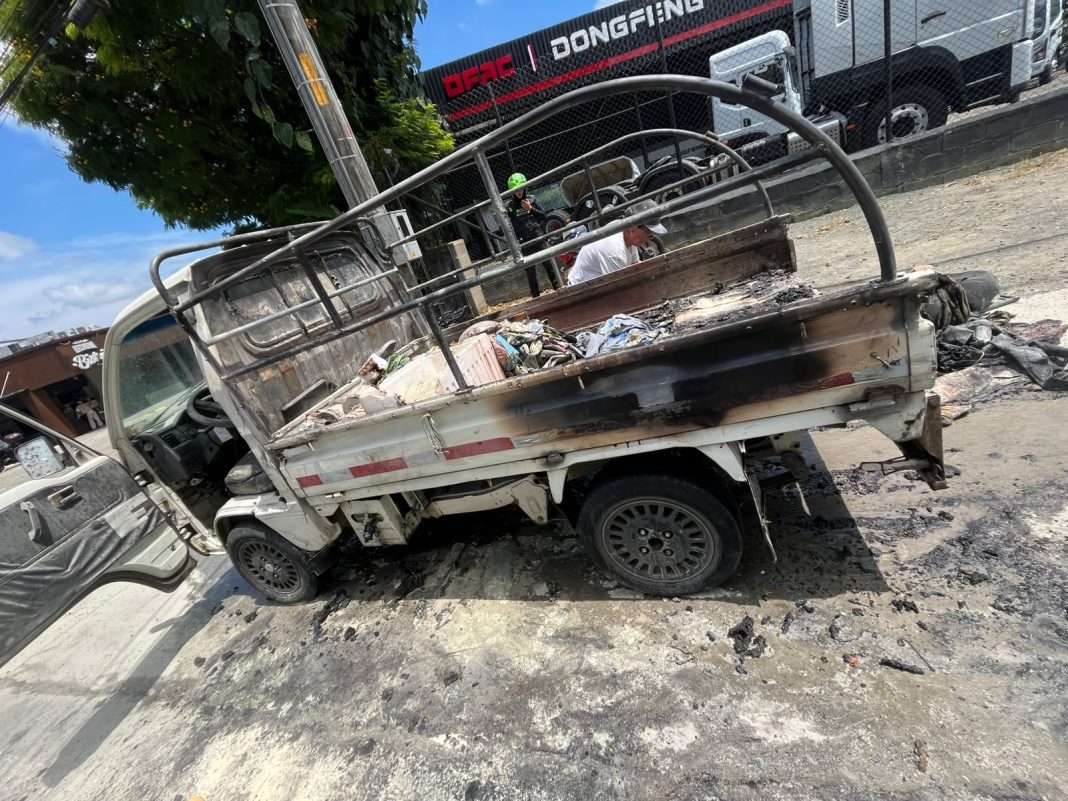 Bomberos salvan a mujer en el río Consota y controlan incendio