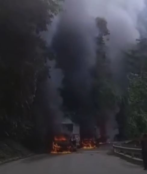 Ataque en la vía Tadó - Pereira: incineran tres vehículos de carga