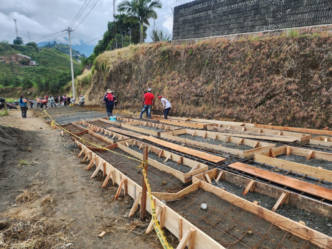 La comunidad y la Alcaldía construyen nueva placa huella