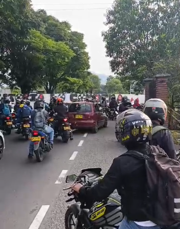 Protesta de hinchas del Pereira, bloquean las vías de la ciudad