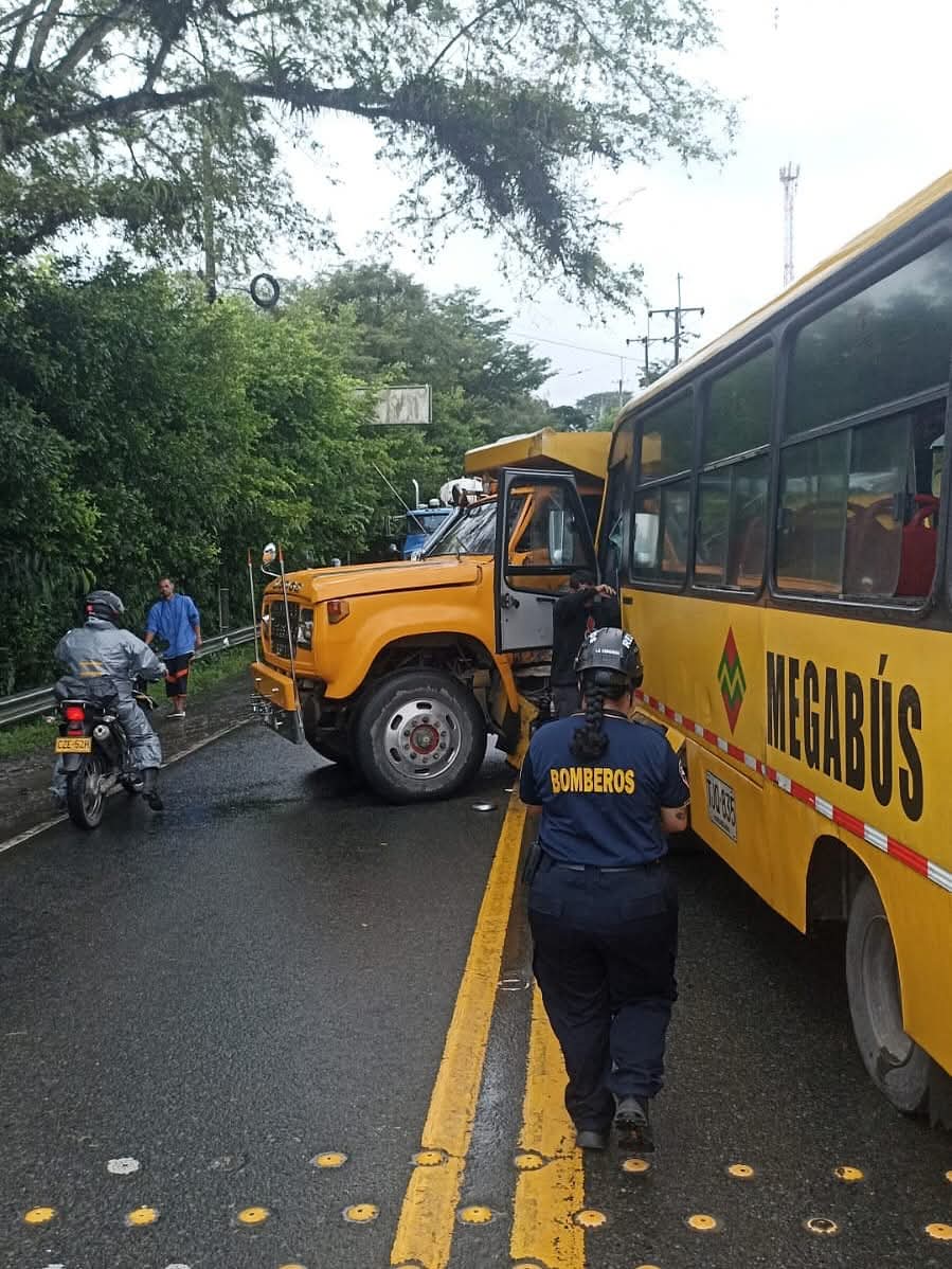 Diez heridos en grave accidente entre La Virginia y Pereira