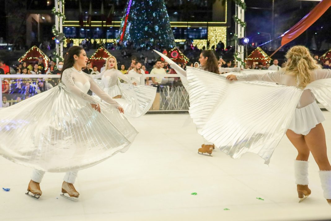 Familias disfrutan de una navidad mágica en la pista de patinaje