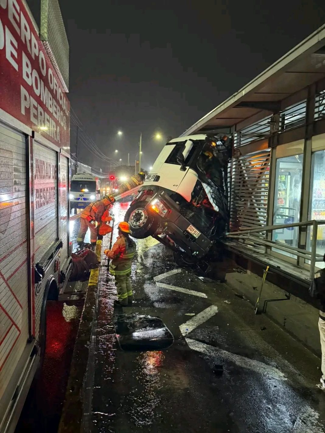 Bomberos rescatan a conductor tras choque en la Av. 30 de Agosto