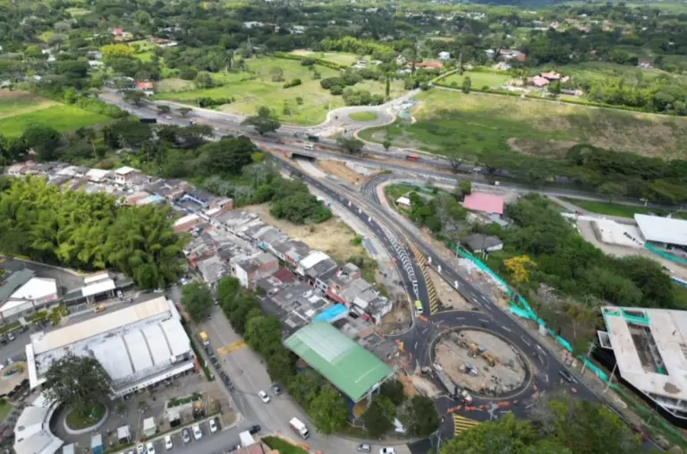 Galicia estrena intersección con glorietas y paso a desnivel