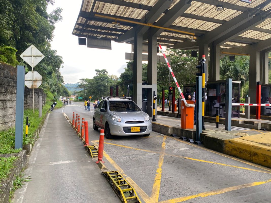 Comité Antipeajes levanta la vara y deja pasar vehículos en el peaje